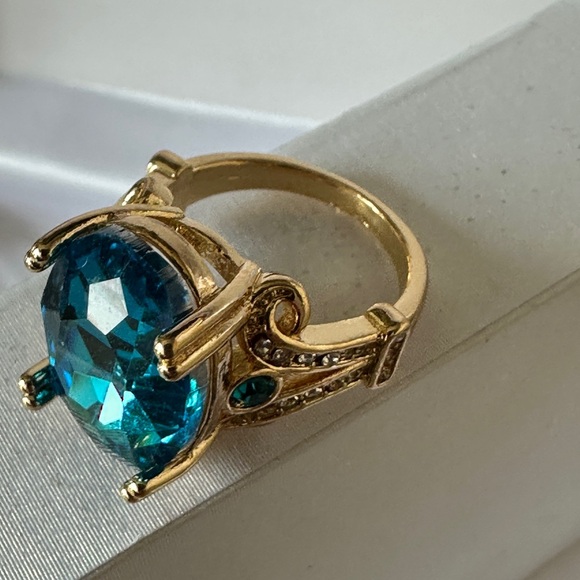 Golden Ring Inlaid Large Zirconia. - Picture 5 of 12